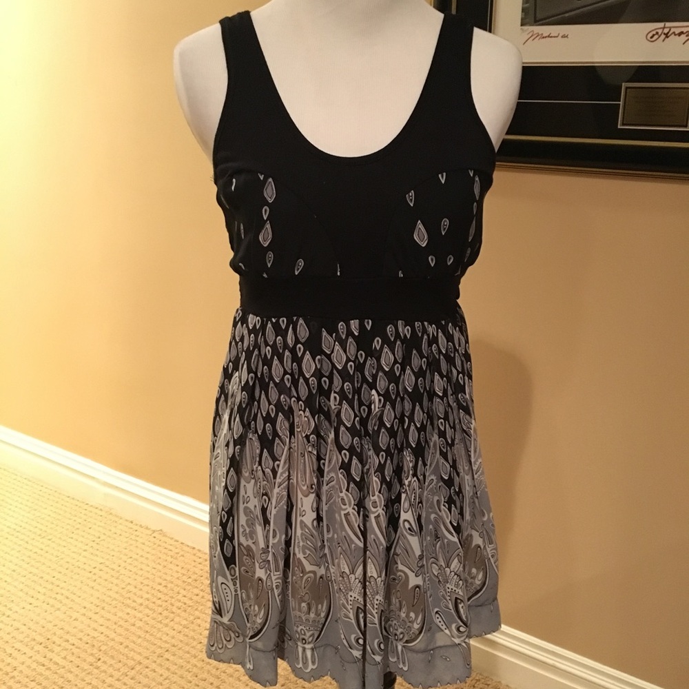 Cute flowy fully lined dress, waist tie in back.